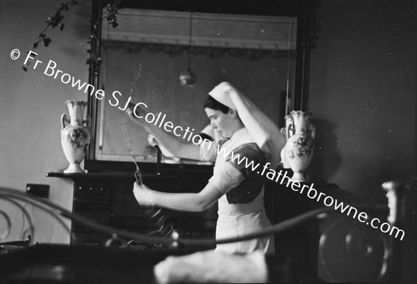 NURSE HUNT DECORATING MY ROOM FOR XMAS 1939